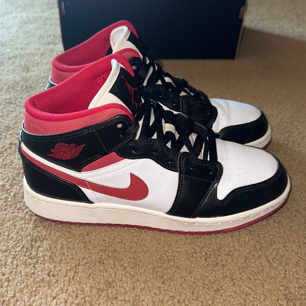 Nike Air Jordan 1 Mid (GS) Size 6Y